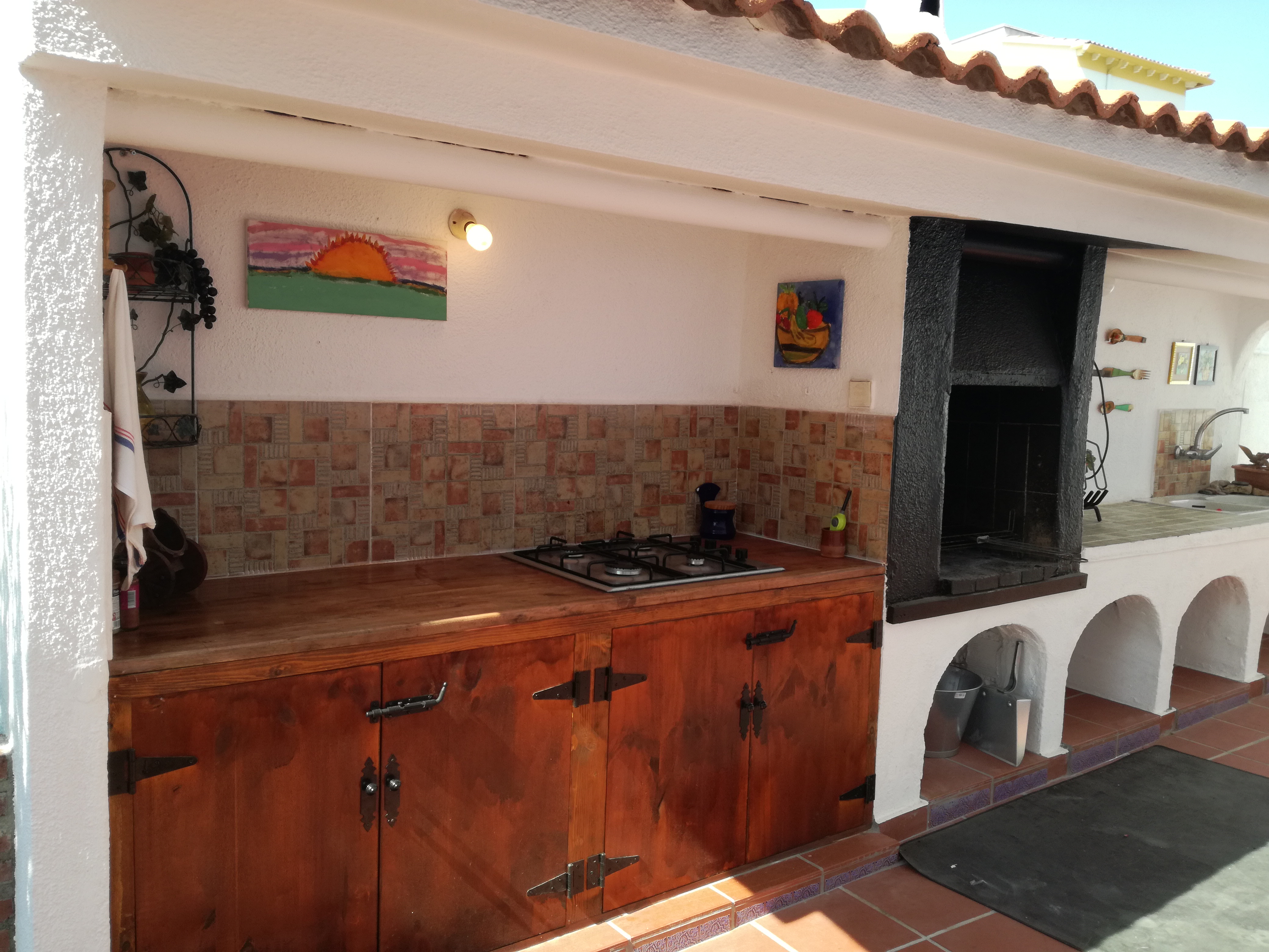 Outdoor kitchen and barbecue at Villa Habana